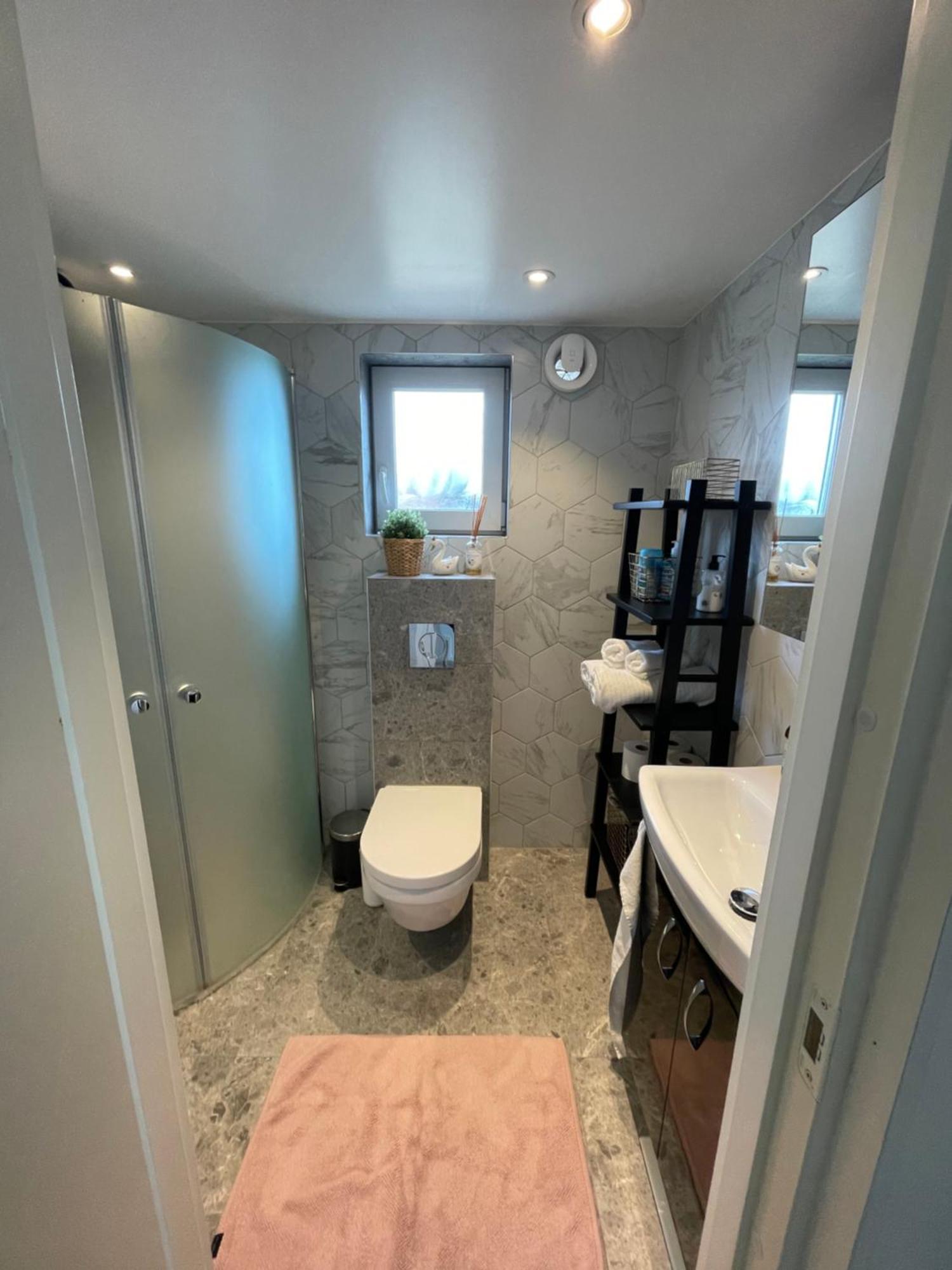 Ett Nytt Fraesch Hus Utanfoer Stockholm Naera Arlanda Villa Rosersberg Bagian luar foto