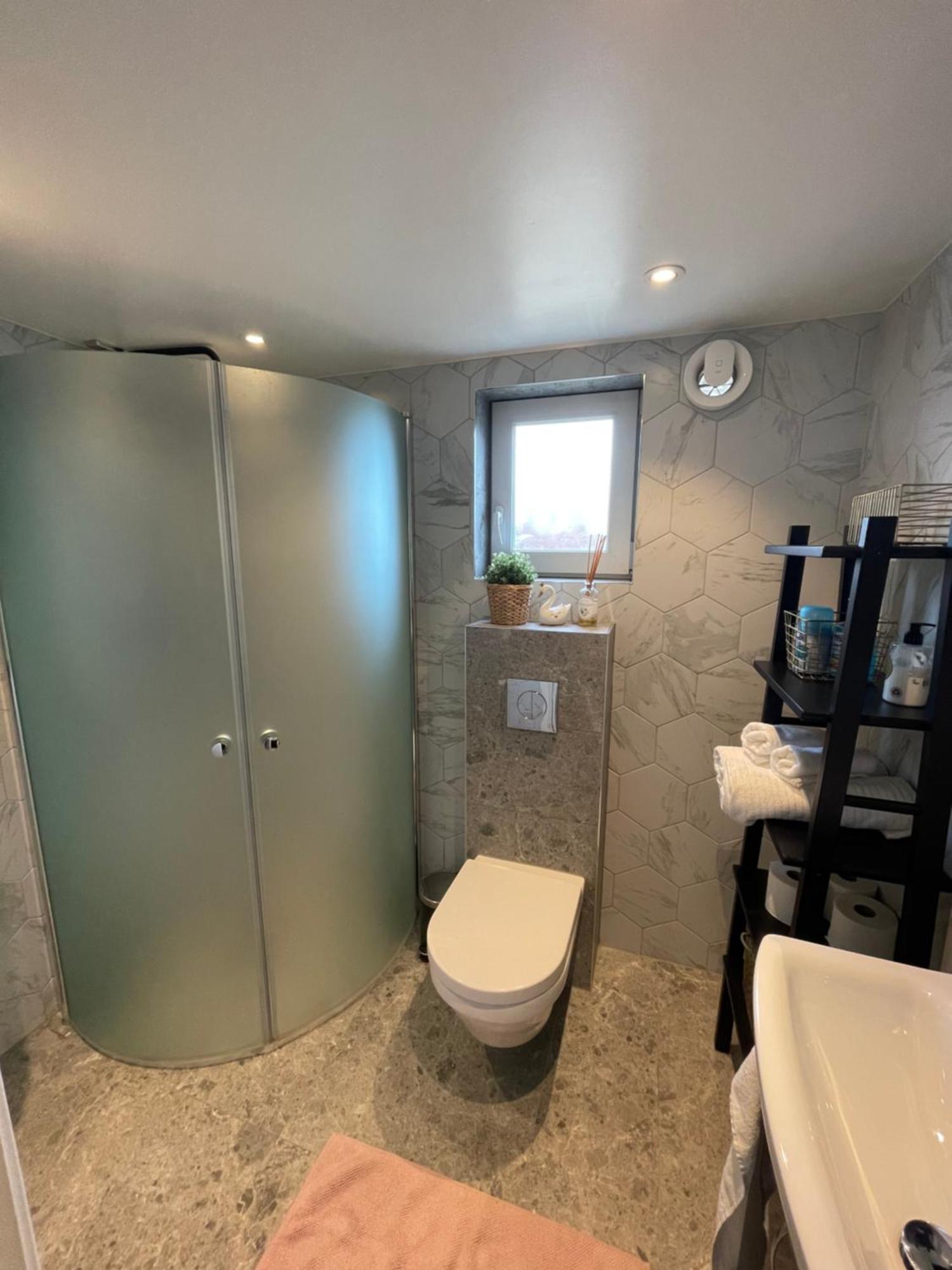 Ett Nytt Fraesch Hus Utanfoer Stockholm Naera Arlanda Villa Rosersberg Bagian luar foto