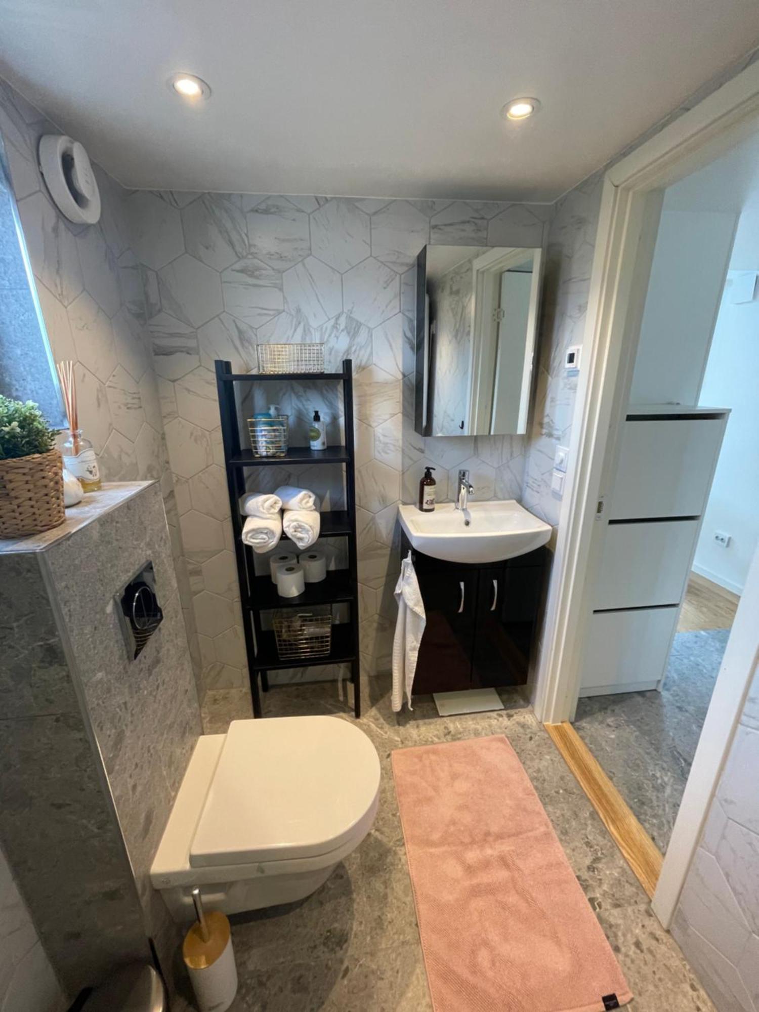 Ett Nytt Fraesch Hus Utanfoer Stockholm Naera Arlanda Villa Rosersberg Bagian luar foto